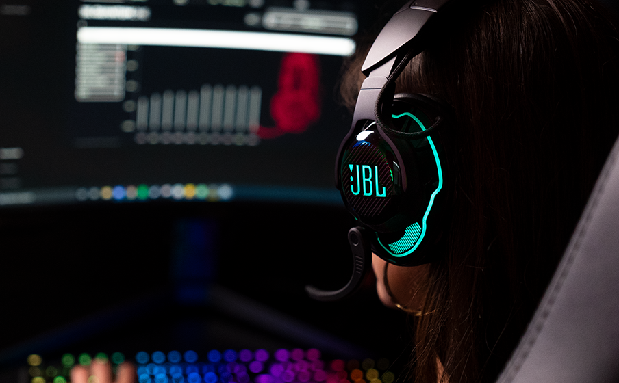 JBL Quantum 910 Wireless Hanki konsolillesi kilpailuetua JBL QuantumSPATIAL 360™:n avulla - Image