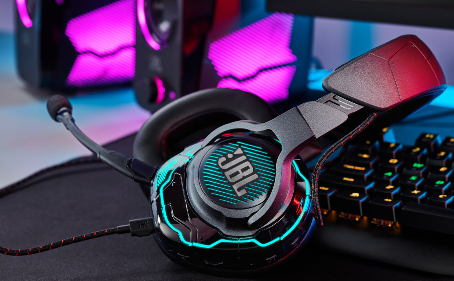 JBL Quantum ONE Hi-Res-sertifioidun JBL QuantumSOUND Signature -tekniikan ansiosta olet pelin keskipisteessä - Image
