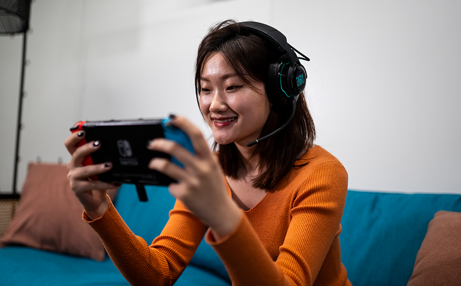 JBL Quantum 910 Wireless Hi-Res-sertifioidun JBL QuantumSOUND Signature -tekniikan ansiosta olet pelin keskipisteessä - Image