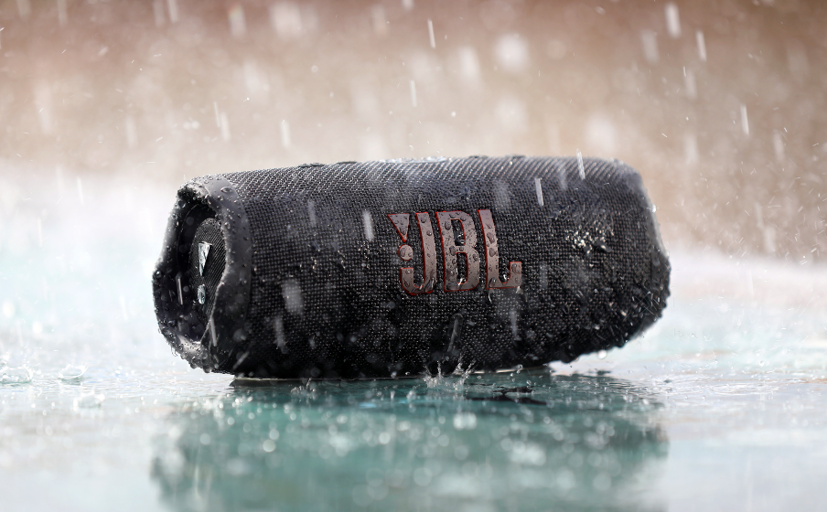 JBL Charge 5 IP67-luokituksen mukaisesti vesitiivis ja pölytiivis - Image