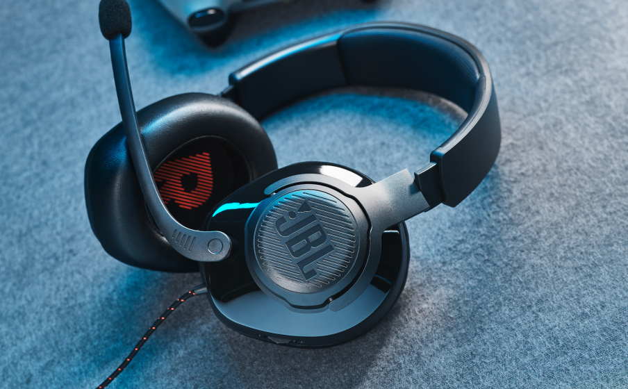 JBL Quantum 300 JBL QuantumSOUND Signature -tekniikan ansiosta olet pelin keskipisteessä - Image