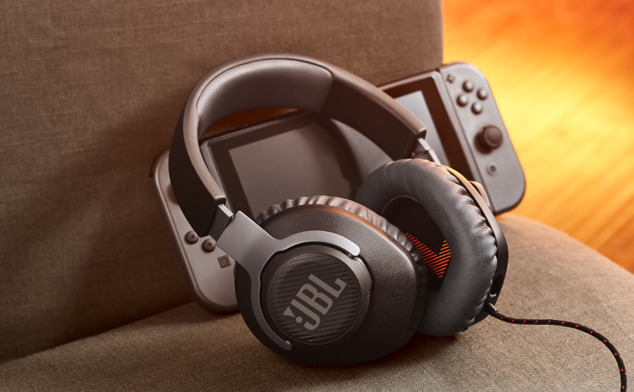 JBL Quantum 100 JBL QuantumSOUND Signature -tekniikan ansiosta olet pelin keskipisteessä - Image